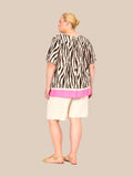 Mandie 1 blusen med zebra print plussize mode tshirt fra wasabi