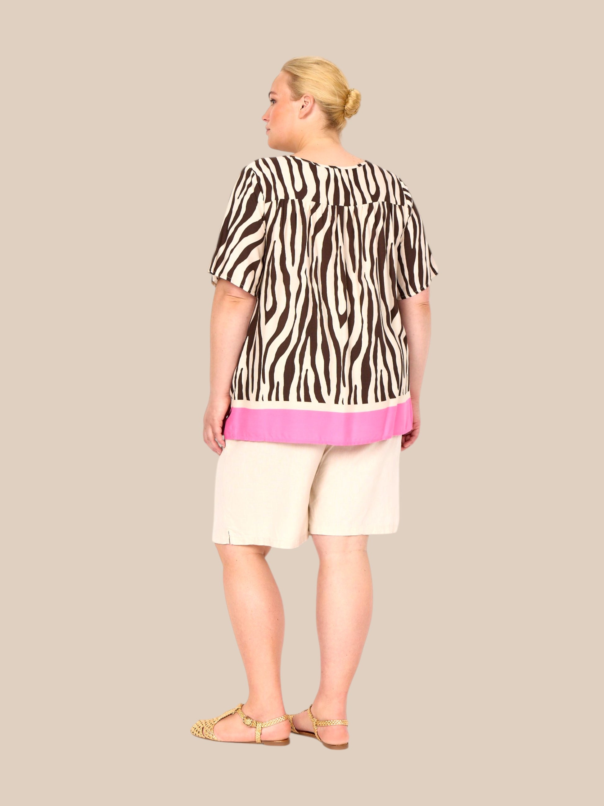 Mandie 1 blusen med zebra print plussize mode tshirt fra wasabi