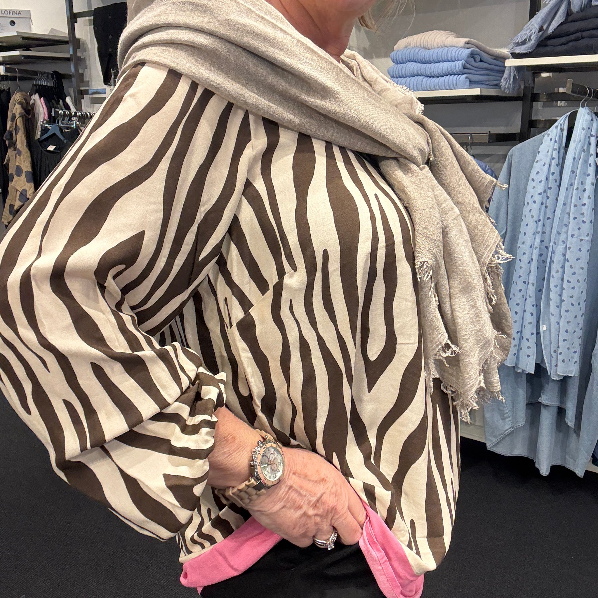 zebra tunika fra wasabi som er til pluspiger smart mode i zebra print plussize mode.