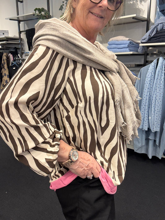 zebra tunika fra wasabi som er til pluspiger smart mode i zebra print plussize mode.