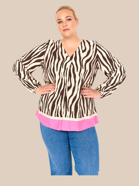 zebra tunika fra wasabi som er til pluspiger smart mode i zebra print plussize mode.