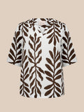 Smuk plus size bluse fra Wasabi, som er perfekt til dig som elsker en løs pasform. Den er med v-hals korte ærmer og så er den perfekt til foråret og sommeren.