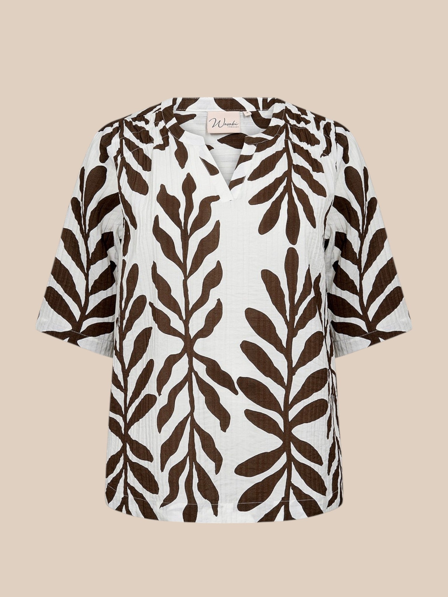 Smuk plus size bluse fra Wasabi, som er perfekt til dig som elsker en løs pasform. Den er med v-hals korte ærmer og så er den perfekt til foråret og sommeren.