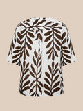 Smuk plus size bluse fra Wasabi, som er perfekt til dig som elsker en løs pasform. Den er med v-hals korte ærmer og så er den perfekt til foråret og sommeren.