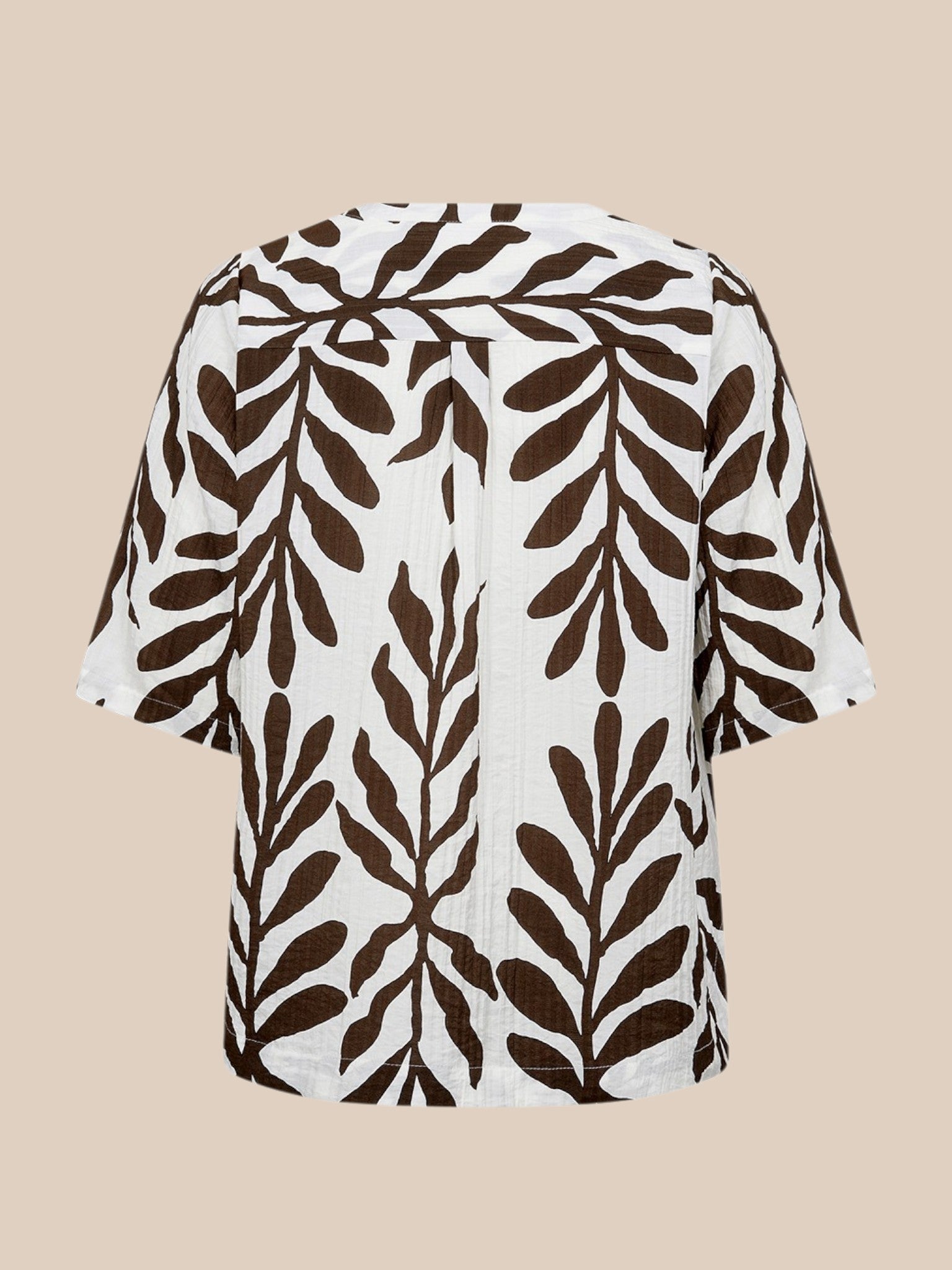Smuk plus size bluse fra Wasabi, som er perfekt til dig som elsker en løs pasform. Den er med v-hals korte ærmer og så er den perfekt til foråret og sommeren.