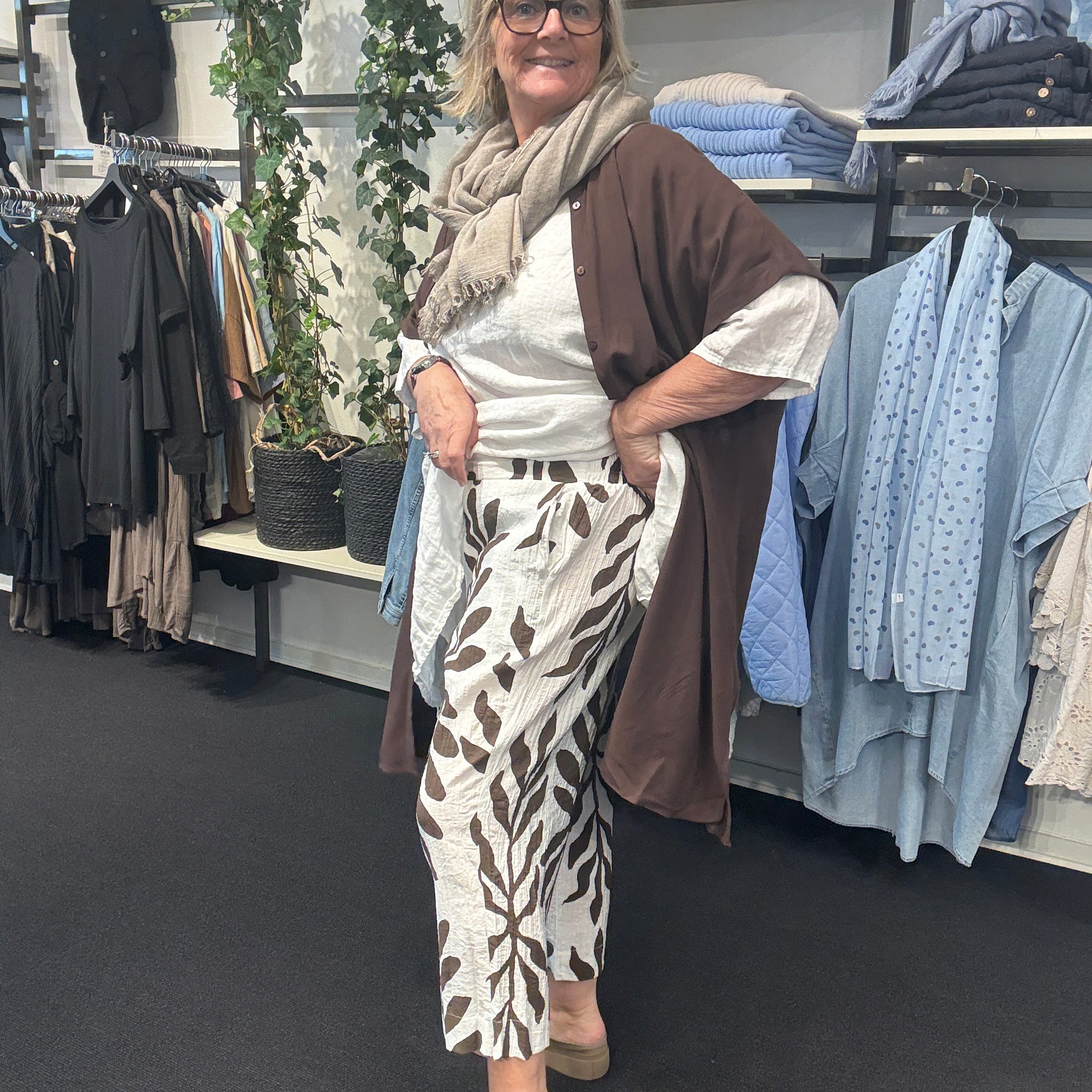 Lækker løs stumpebuks fra plus size mærket Wasabi. Den er med lommer og så går den dejligt op i liv. 