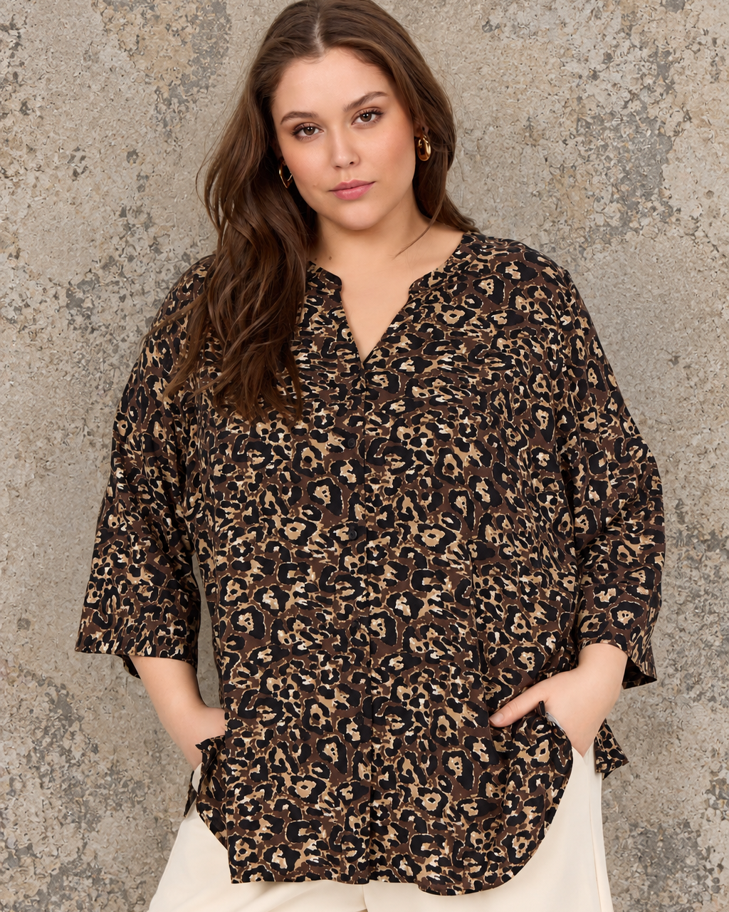 Smart skjorte i leopard print. Det er til plus size kvinden som ønsker en skjorte med 3/4 ærmer, splittet hals og muligheden for at bruge skjorten både åben og lukket.
