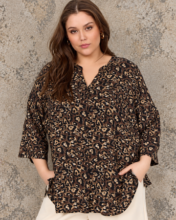 Smart skjorte i leopard print. Det er til plus size kvinden som ønsker en skjorte med 3/4 ærmer, splittet hals og muligheden for at bruge skjorten både åben og lukket.
