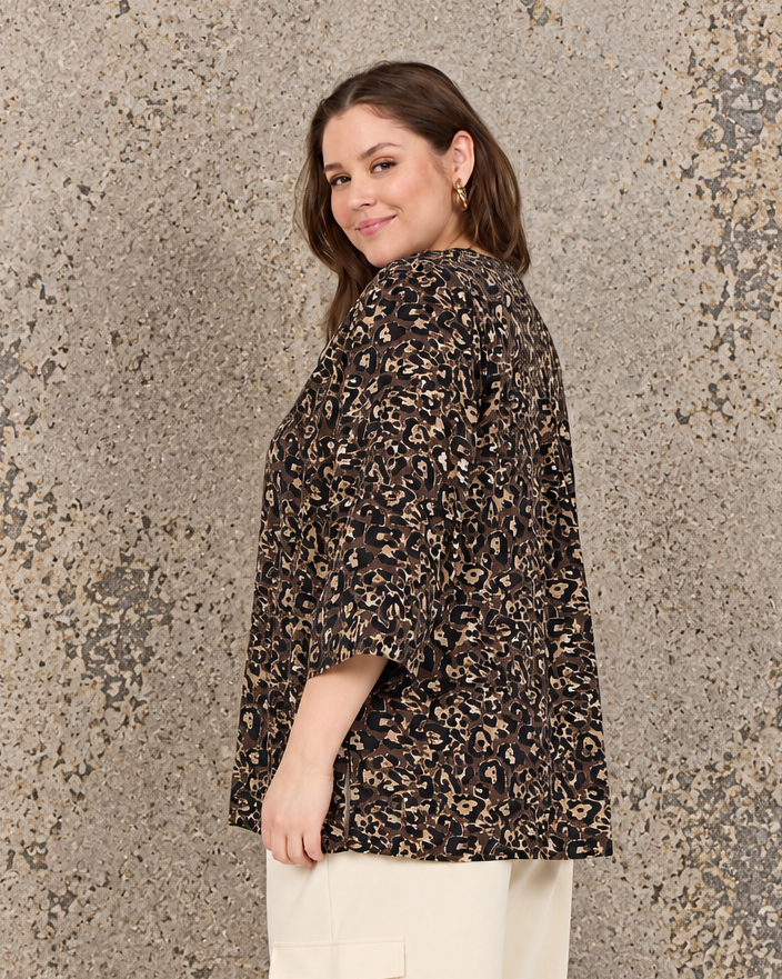 Smart skjorte i leopard print. Det er til plus size kvinden som ønsker en skjorte med 3/4 ærmer, splittet hals og muligheden for at bruge skjorten både åben og lukket.