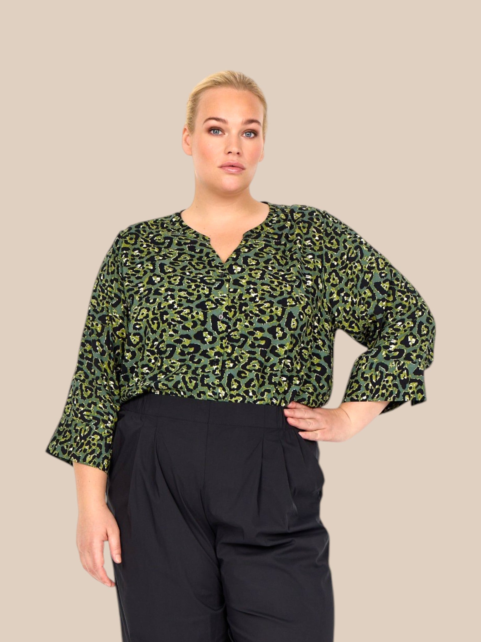 Smart gennemknappet bluse fra Wasabi Concept, som er de det flotteste leopard print. Den er med en lille v-hals og brede 3/4 ærmer. 