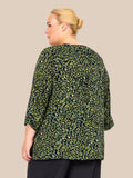 Smart gennemknappet bluse fra Wasabi Concept, som er de det flotteste leopard print. Den er med en lille v-hals og brede 3/4 ærmer. 