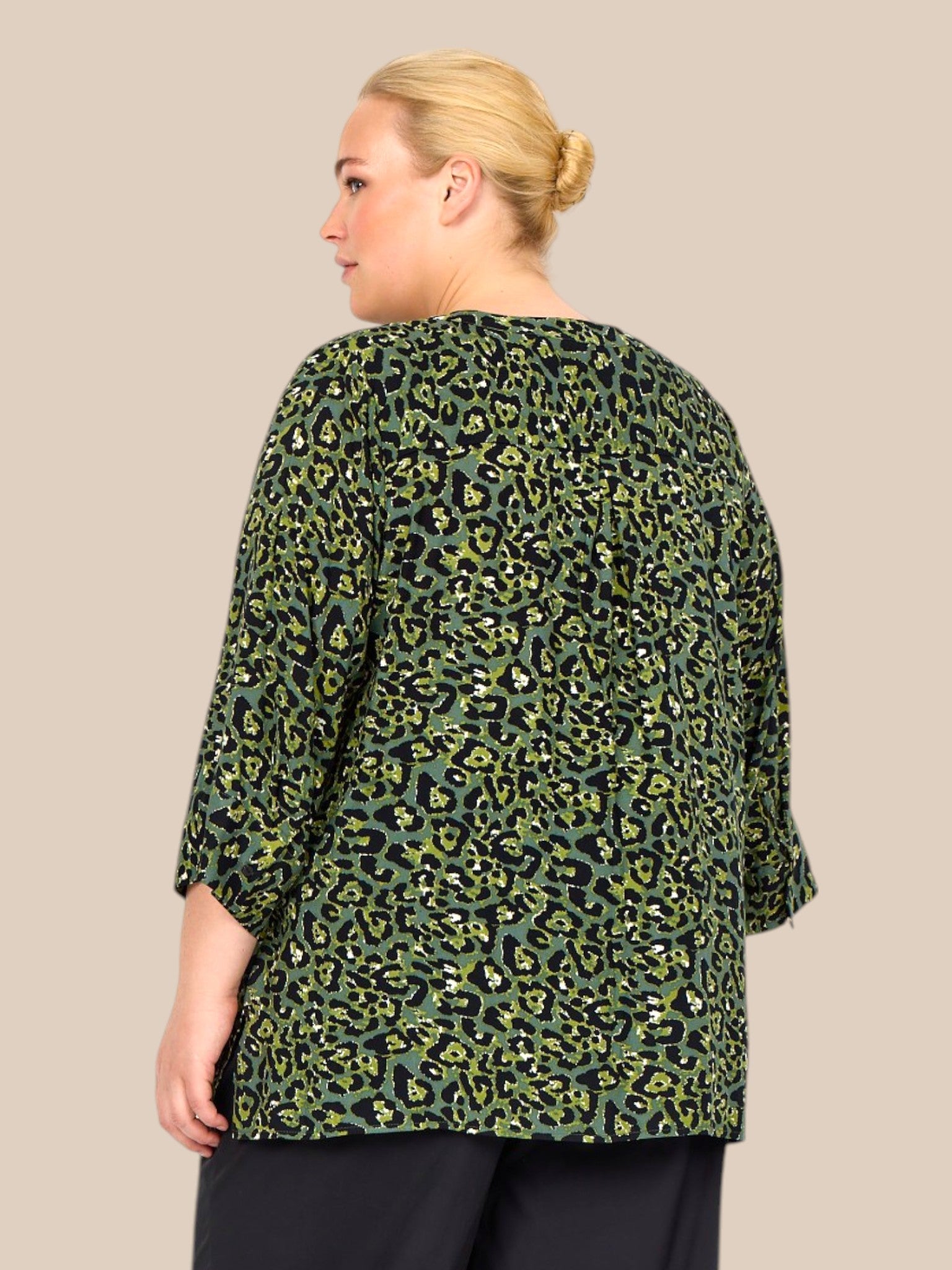 Smart gennemknappet bluse fra Wasabi Concept, som er de det flotteste leopard print. Den er med en lille v-hals og brede 3/4 ærmer. 