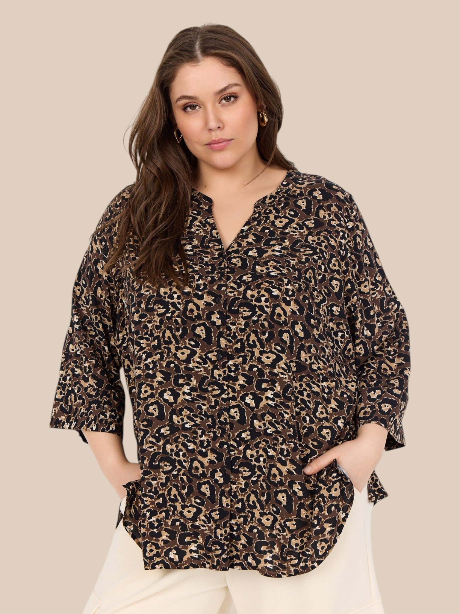Smart gennemknappet skjorte fra Wasabi Concept, som er de det flotteste leopard print. Den er med en lille v-hals og brede 3/4 ærmer. 