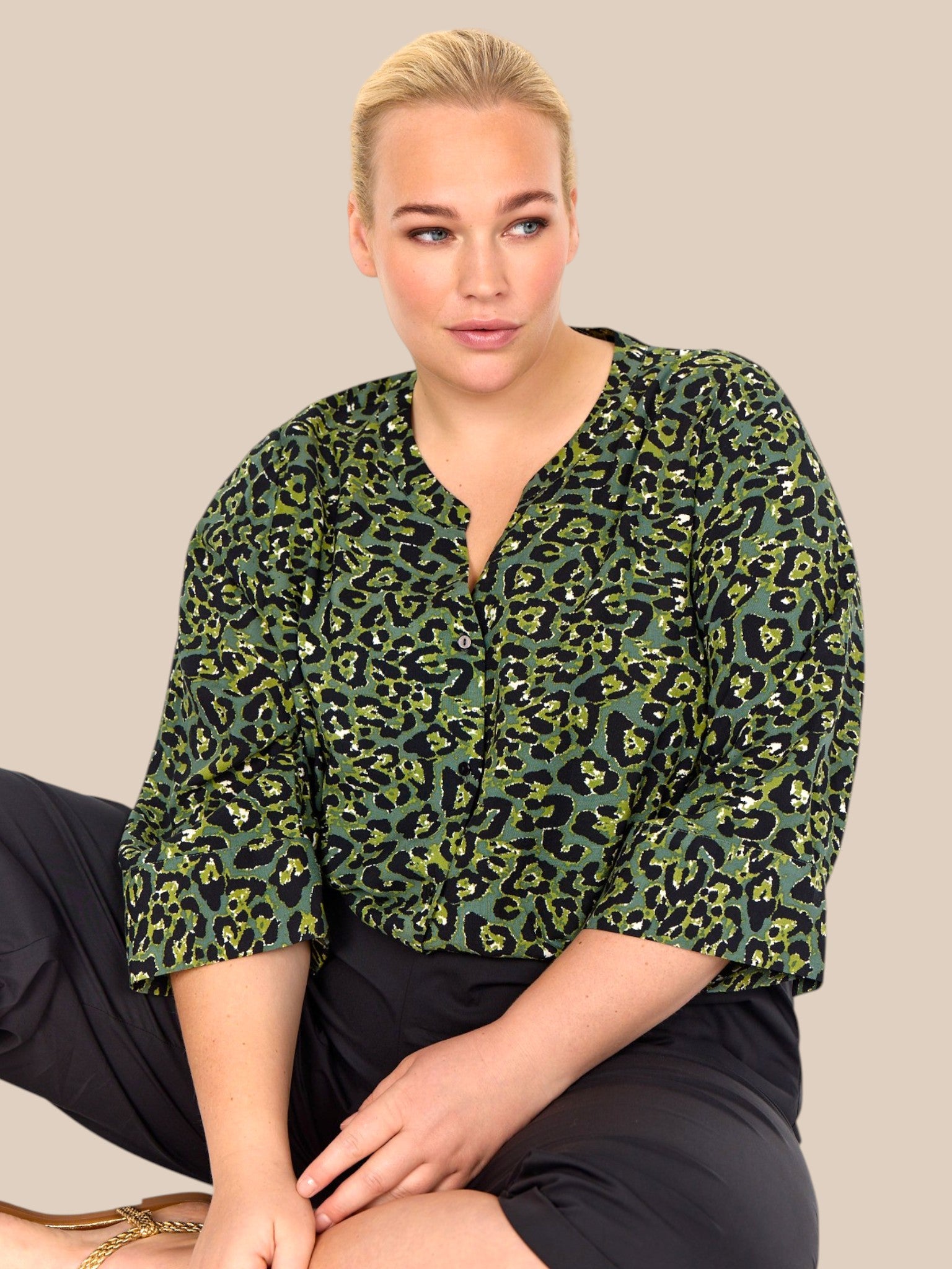 Smart gennemknappet skjorte fra Wasabi Concept, som er de det flotteste leopard print. Den er med en lille v-hals og brede 3/4 ærmer. 
