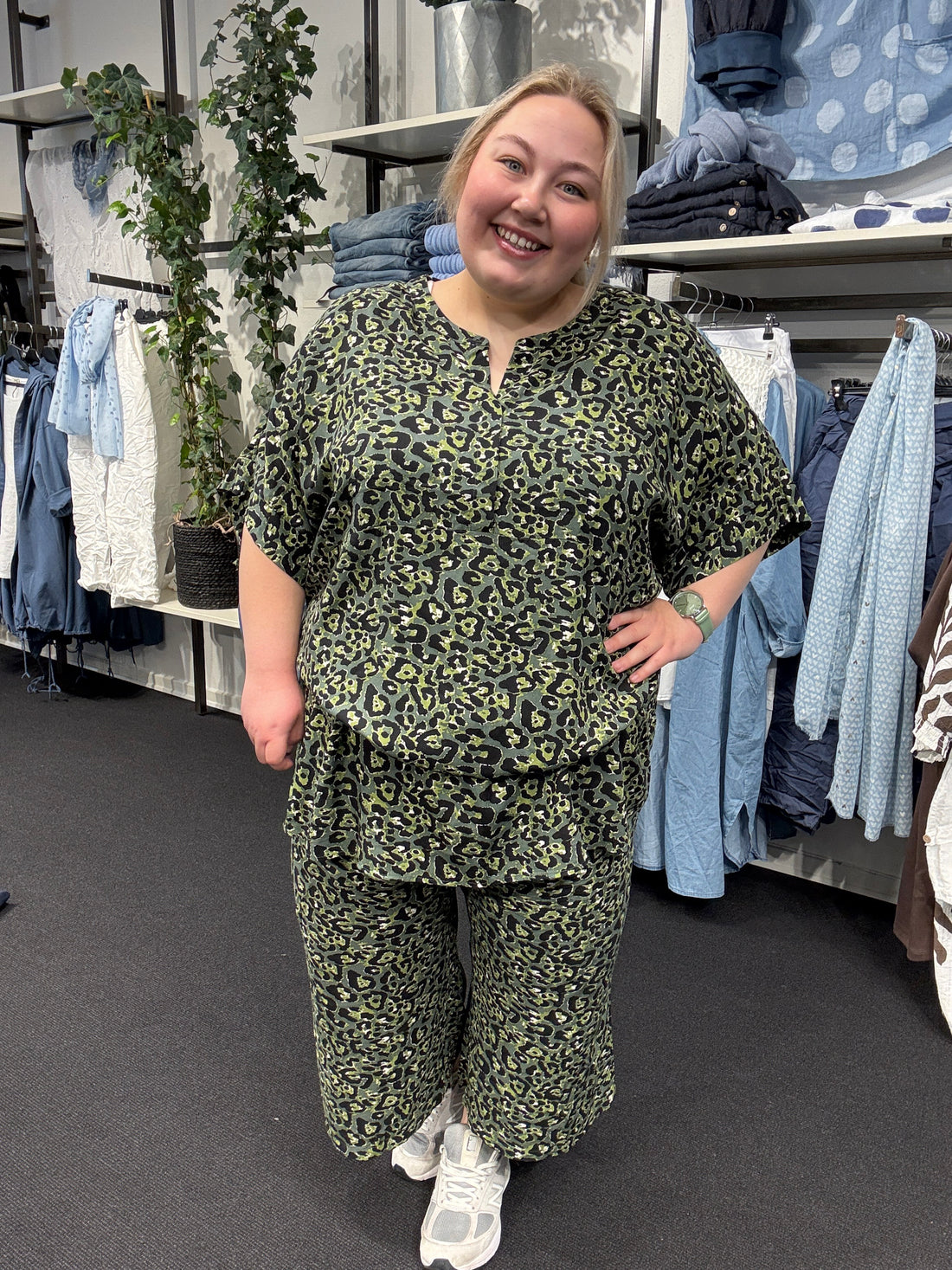 Plus size sæt i et smart leopard-print, som findes i denne grønne udgave og en flot brun. Sætte her består af Melina 4 buksen og Melina 2 skjorten. Modellen har en str. 54/56 på i begge styles. 