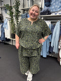 Plus size sæt i et smart leopard-print, som findes i denne grønne udgave og en flot brun. Sættet her består af Melina 4 buksen og Melina 2 skjorten. Modellen har en str. 54/56 på i begge styles, men det går faktisk op til en str. 58. W10429