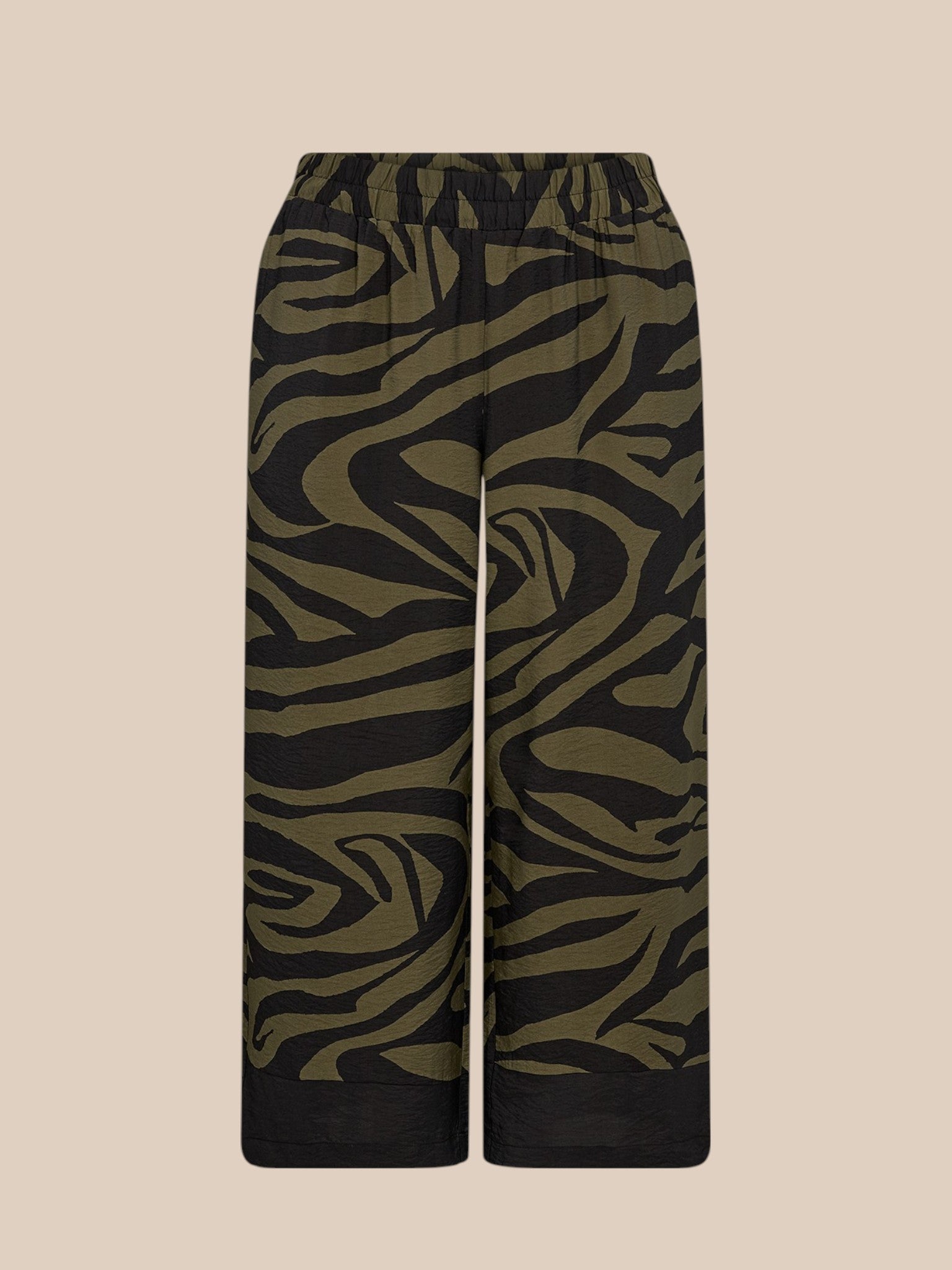 Smart plus size buks i zebra print med brede ben, lommer, elastik i livet og et bredt ensfarvet stykke ved buksens afslutning.
