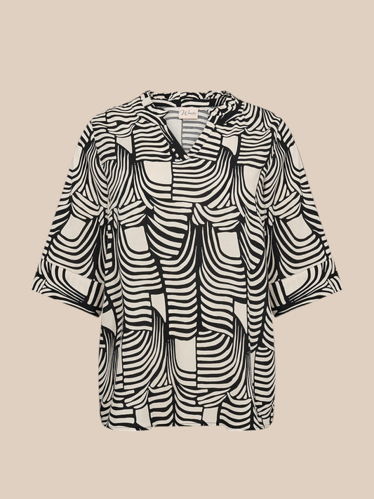 Printet bluse med v-hals, rund flæse-krave og brede korte ærmer, som går lige til albuen. Den er i en tynd viskose kvalitet, som gør at den er lækker at have på. Den er perfekt til plus size pigen da den går helt op til en str. 58.