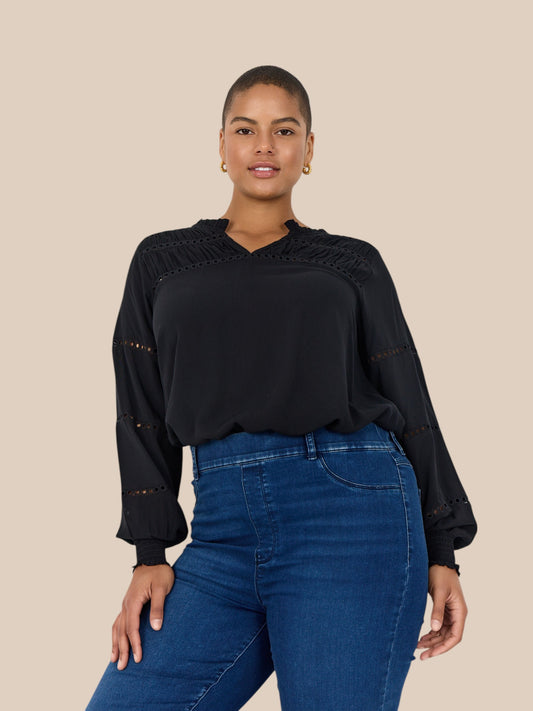 Plus size skjorte med smukke broderings- og huldetaljer, som giver blusen et feminint touch. Blusen går op til en str. 58, hvilket gør den perfekt til plus pigen.