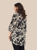 Plus size skjorte i et flot og anderledes print. Den er med 3/4 ærmer, krave og så er den gennemknappet og kan bruges både åben og lukket.