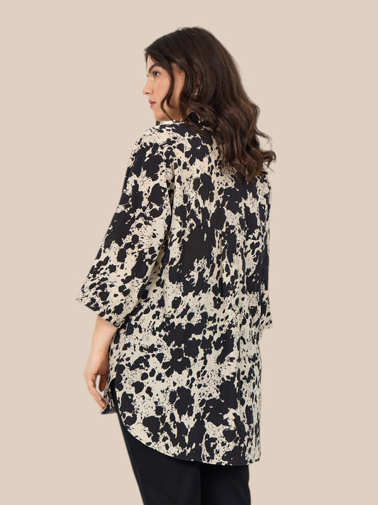 Plus size skjorte i et flot og anderledes print. Den er med 3/4 ærmer, krave og så er den gennemknappet og kan bruges både åben og lukket.