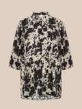 Plus size skjorte i et flot og anderledes print. Den er med 3/4 ærmer, krave og så er den gennemknappet og kan bruges både åben og lukket.