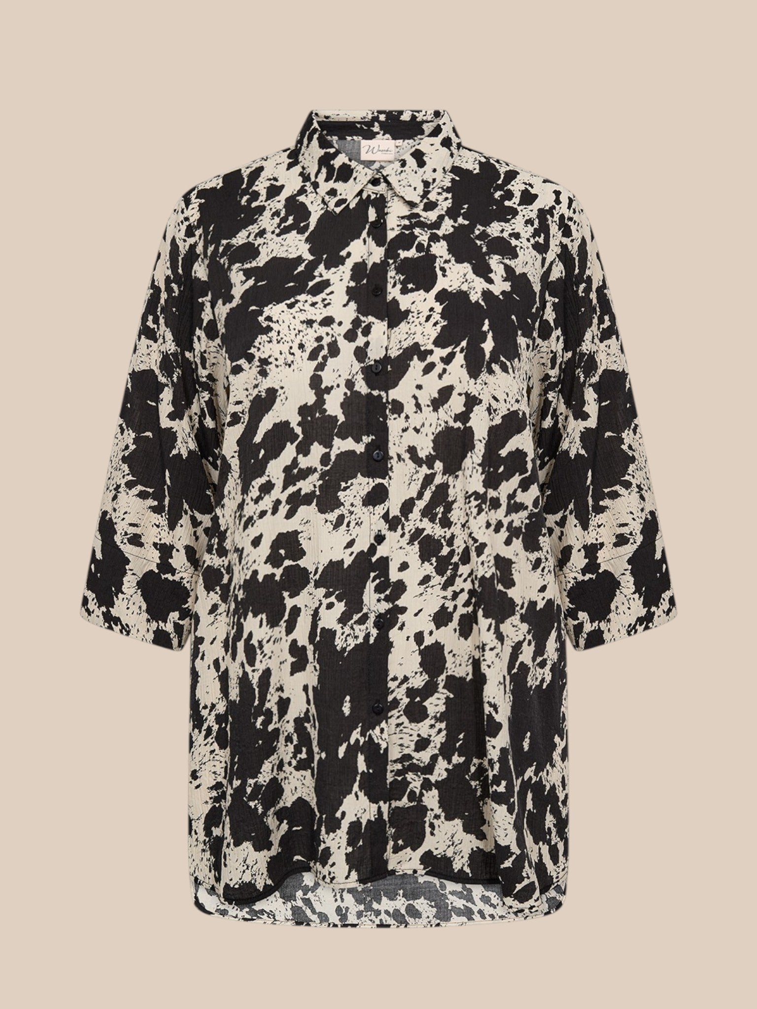 Plus size skjorte i et flot og anderledes print. Den er med 3/4 ærmer, krave og så er den gennemknappet og kan bruges både åben og lukket.