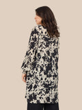 Smart plus size tunika i unikt print. Den er med lange ærmer, v-hals og så er der smock-detalje ved ærmets afslutning. Fra str. 42 til og med str. 58.