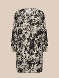 Smart plus size tunika i unikt print. Den er med lange ærmer, v-hals og så er der smock-detalje ved ærmets afslutning. Fra str. 42 til og med str. 58.