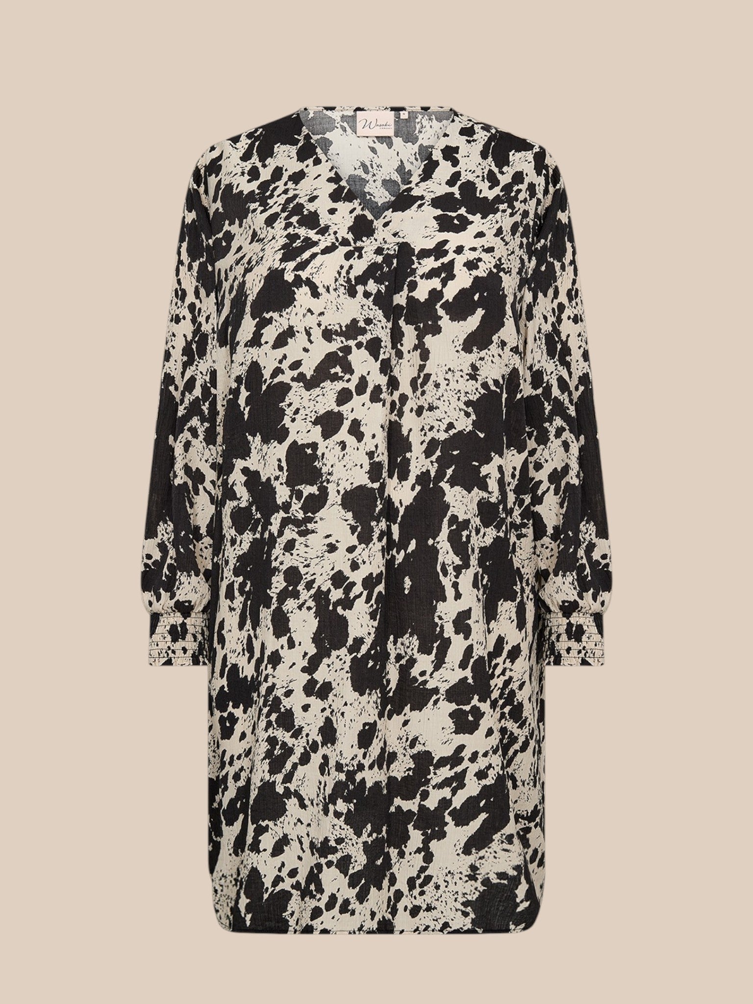 Smart plus size tunika i unikt print. Den er med lange ærmer, v-hals og så er der smock-detalje ved ærmets afslutning. Fra str. 42 til og med str. 58.
