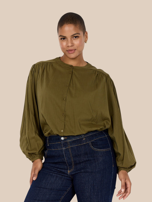 Plus size bluse som er gennemknappet og virkelig fin til både hverdag og fest. 