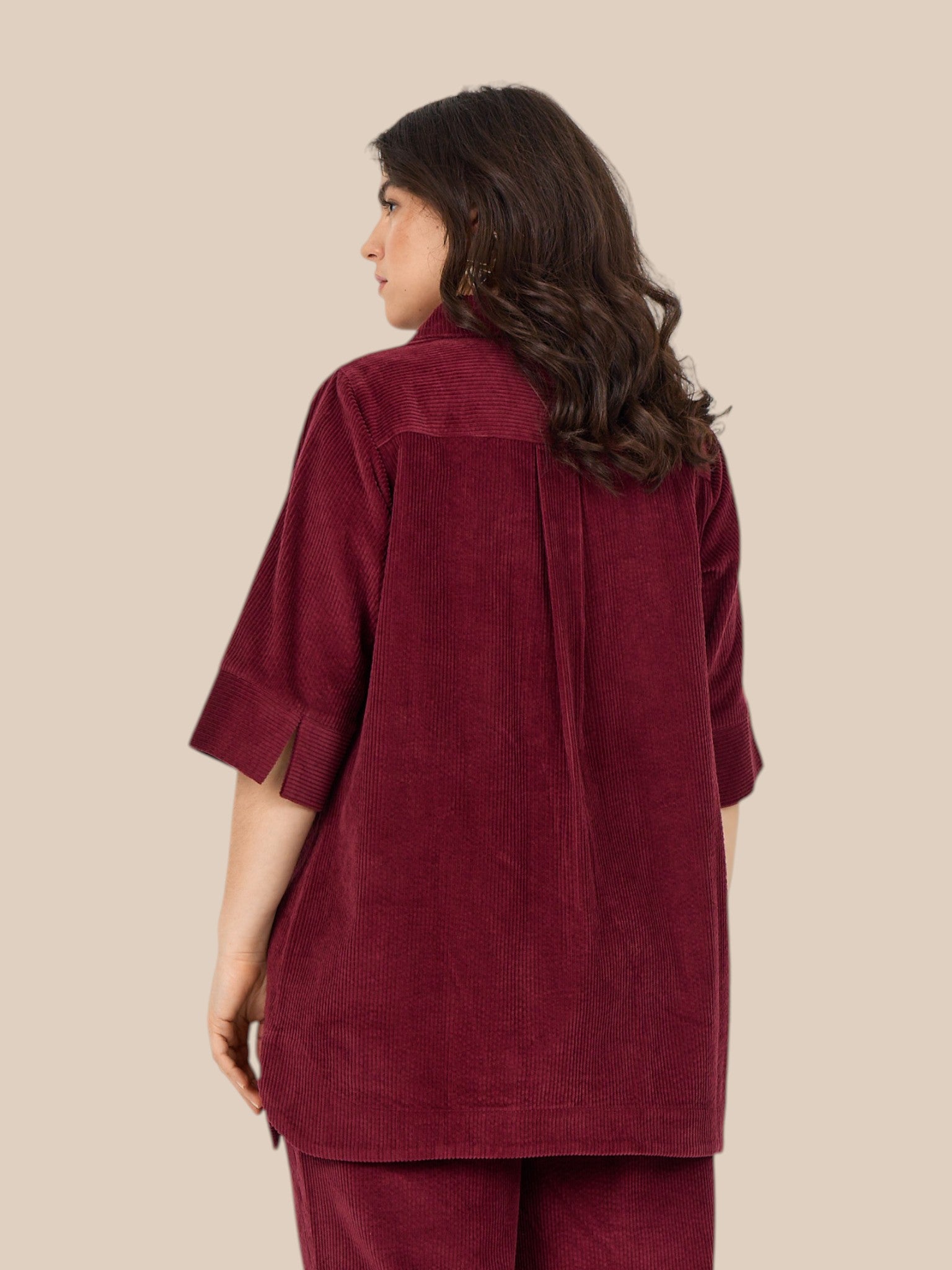 Smart plus size fløjlsskjorte med korte ærmer og knaplukning. Den er med krave, lommer på brystet og så kan den bruges både åben og lukket.