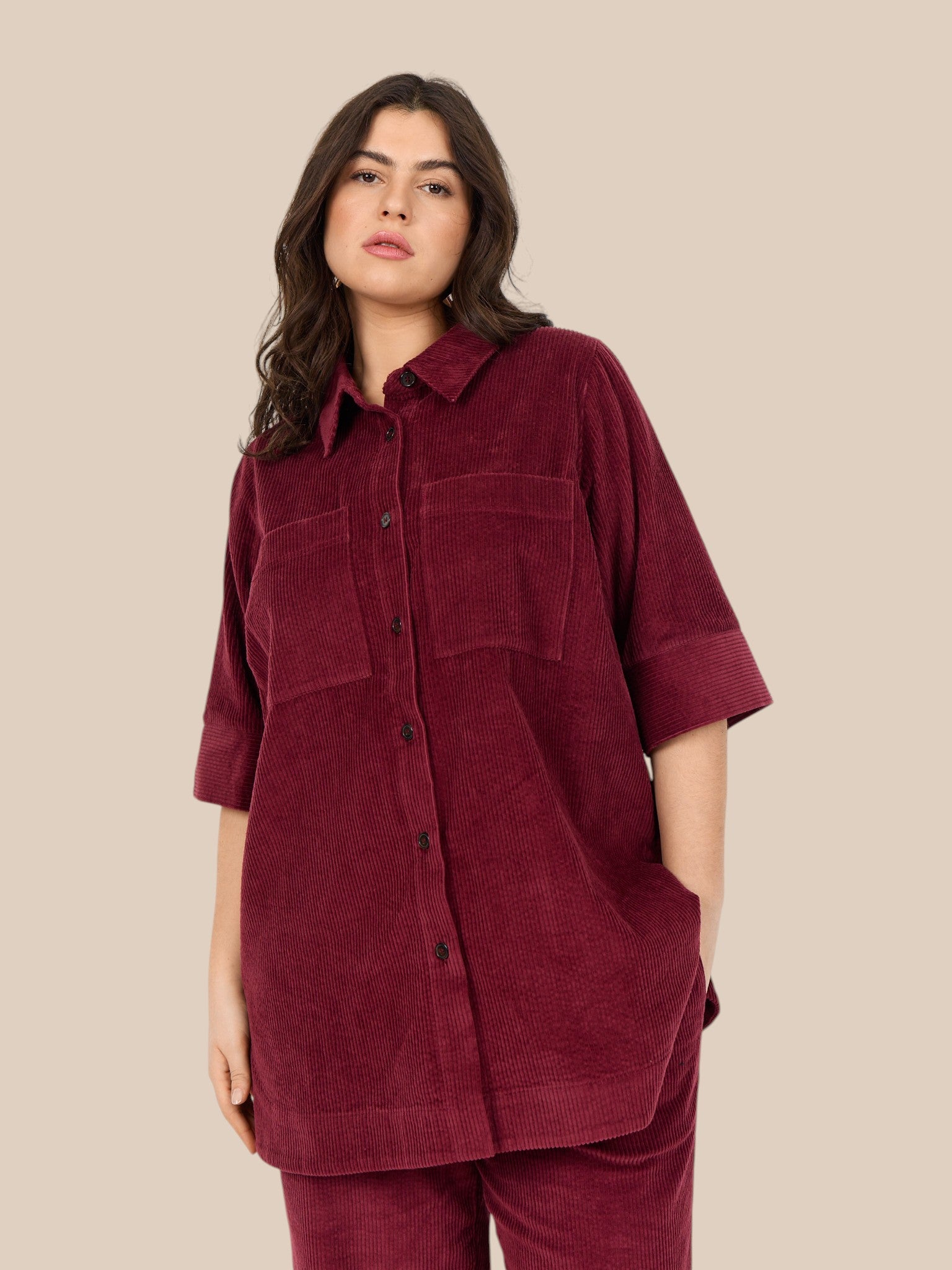 Smart plus size fløjlsskjorte med korte ærmer og knaplukning. Den er med krave, lommer på brystet og så kan den bruges både åben og lukket.