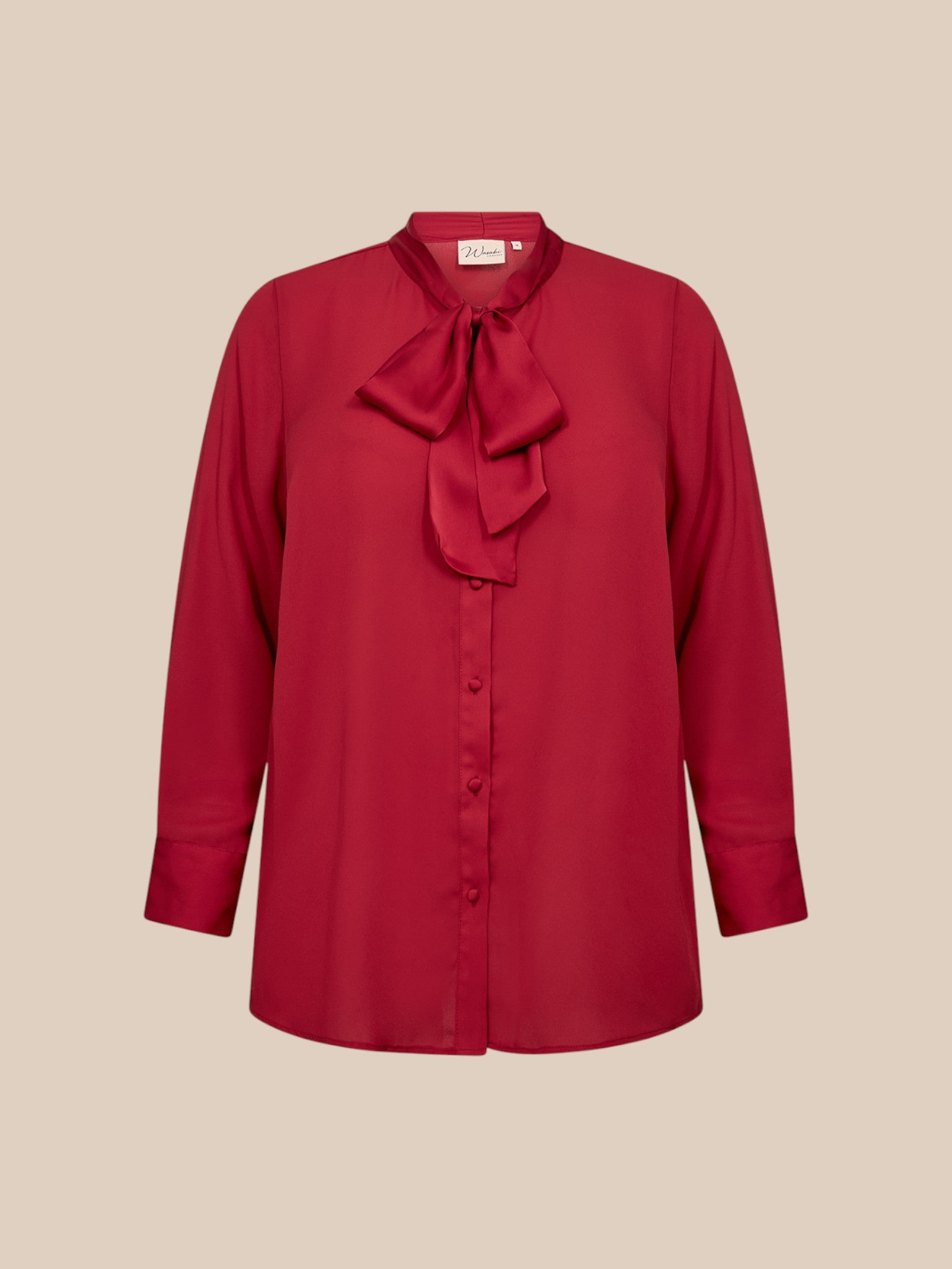 Smuk og feminin plus size bluse, perfekt til både hverdag og fest. Den er med et bindebånd foran, som man kan lade hænge eller binde til en sløjfe eller anden knude.