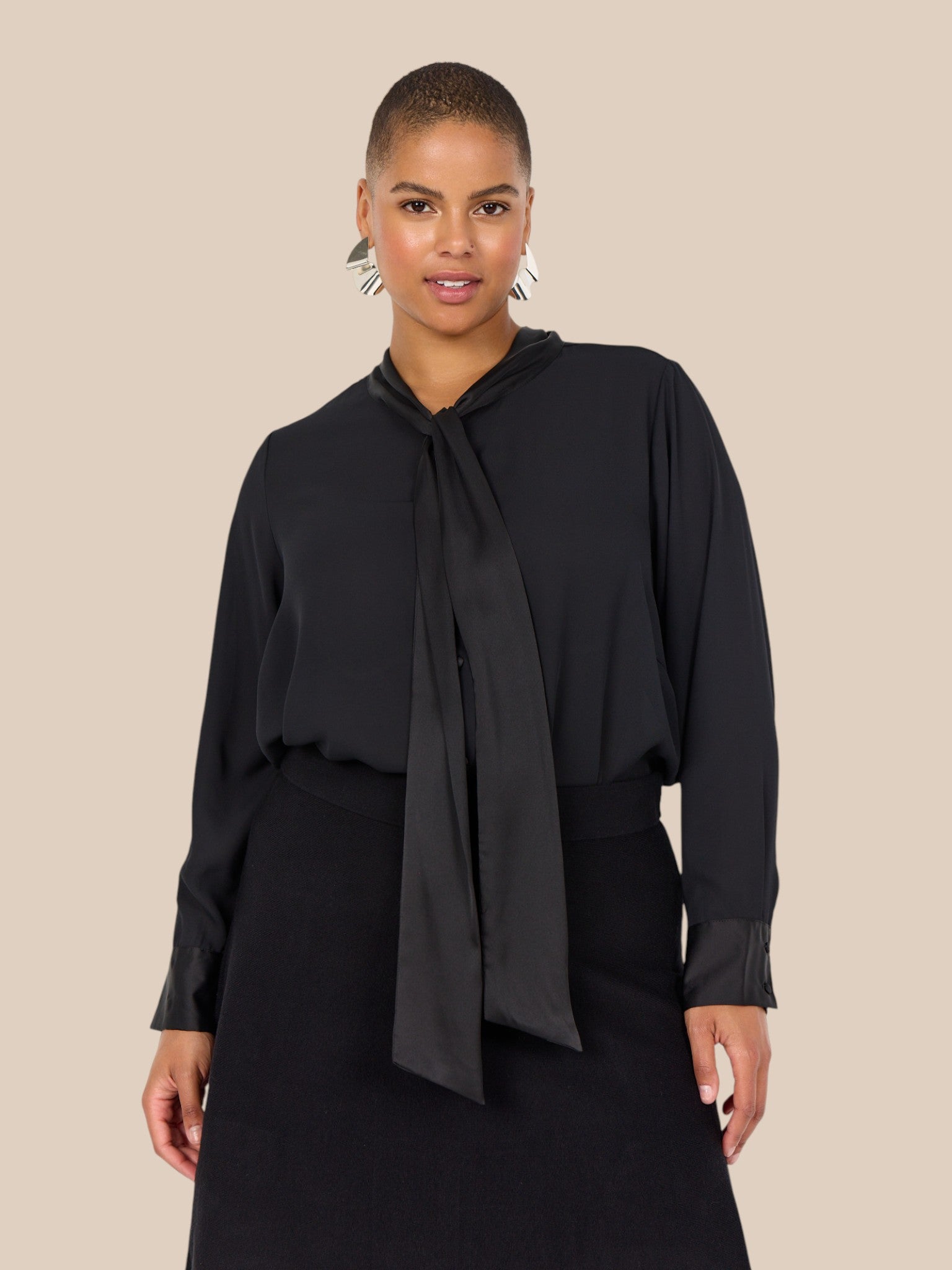 Smuk og feminin plus size bluse, perfekt til både hverdag og fest. Den er med et bindebånd foran, som man kan lade hænge eller binde til en sløjfe eller anden knude.