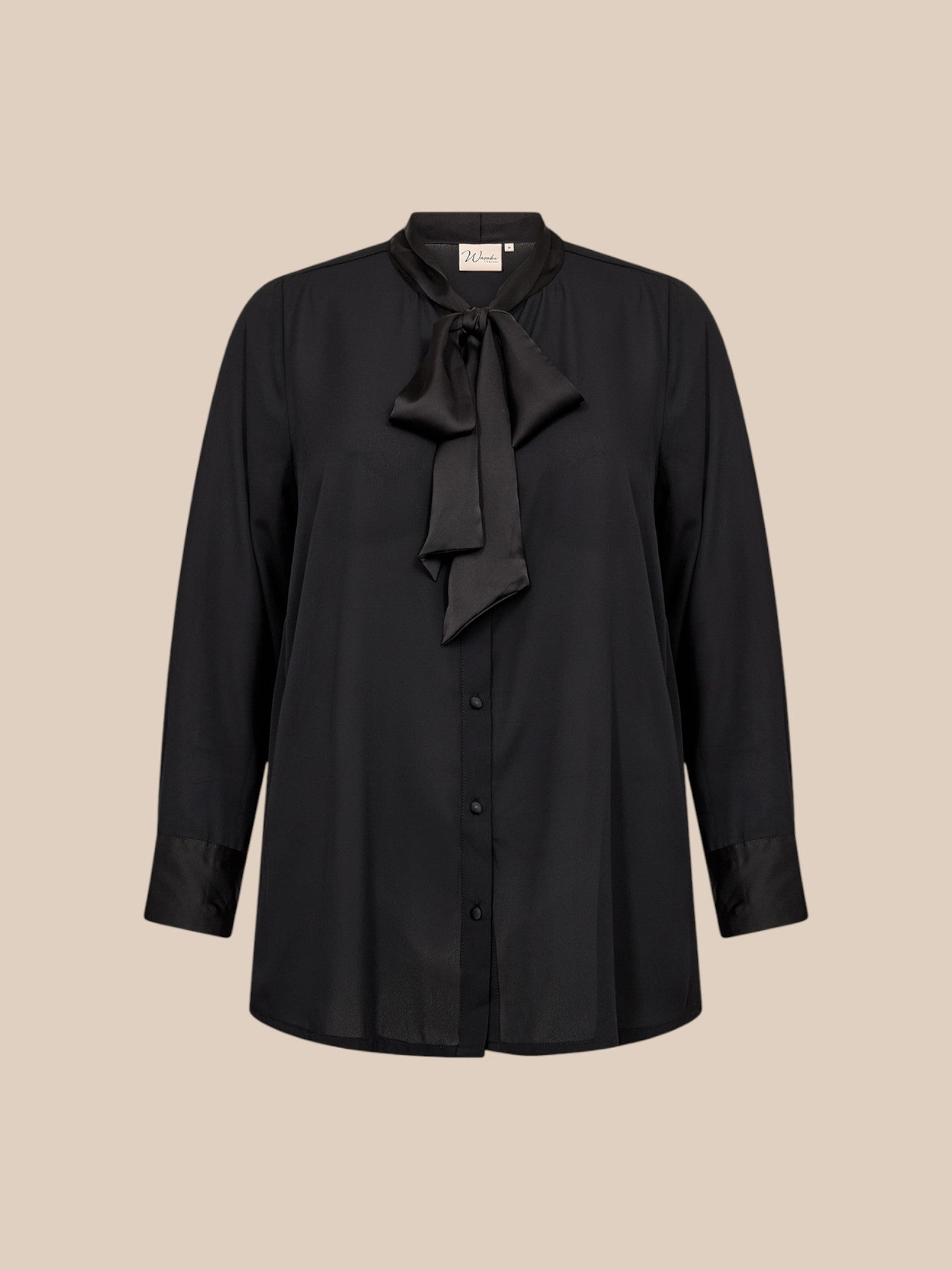 Smuk og feminin plus size bluse, perfekt til både hverdag og fest. Den er med et bindebånd foran, som man kan lade hænge eller binde til en sløjfe eller anden knude.