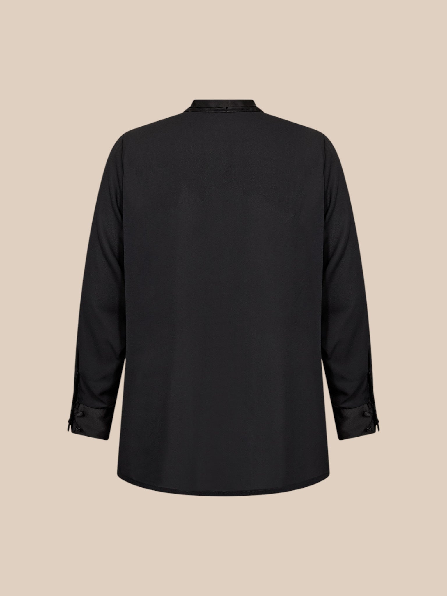 Smuk og feminin plus size bluse, perfekt til både hverdag og fest. Den er med et bindebånd foran, som man kan lade hænge eller binde til en sløjfe eller anden knude.