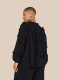Smuk plus size bluse fra Wasabi. Den er med flæse-detaljer på ærmerne, som gør den pyntet, og perfekt til både hverdag og festlige lejligheder.