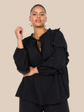 Smuk plus size bluse fra Wasabi. Den er med flæse-detaljer på ærmerne, som gør den pyntet, og perfekt til både hverdag og festlige lejligheder.