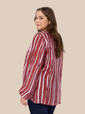 Stribet bluse i de flotteste farver. Den er med stolpelukning og lille v-hals. Her får du en bluse der passer perfekt til de fleste plus size kvinder. 