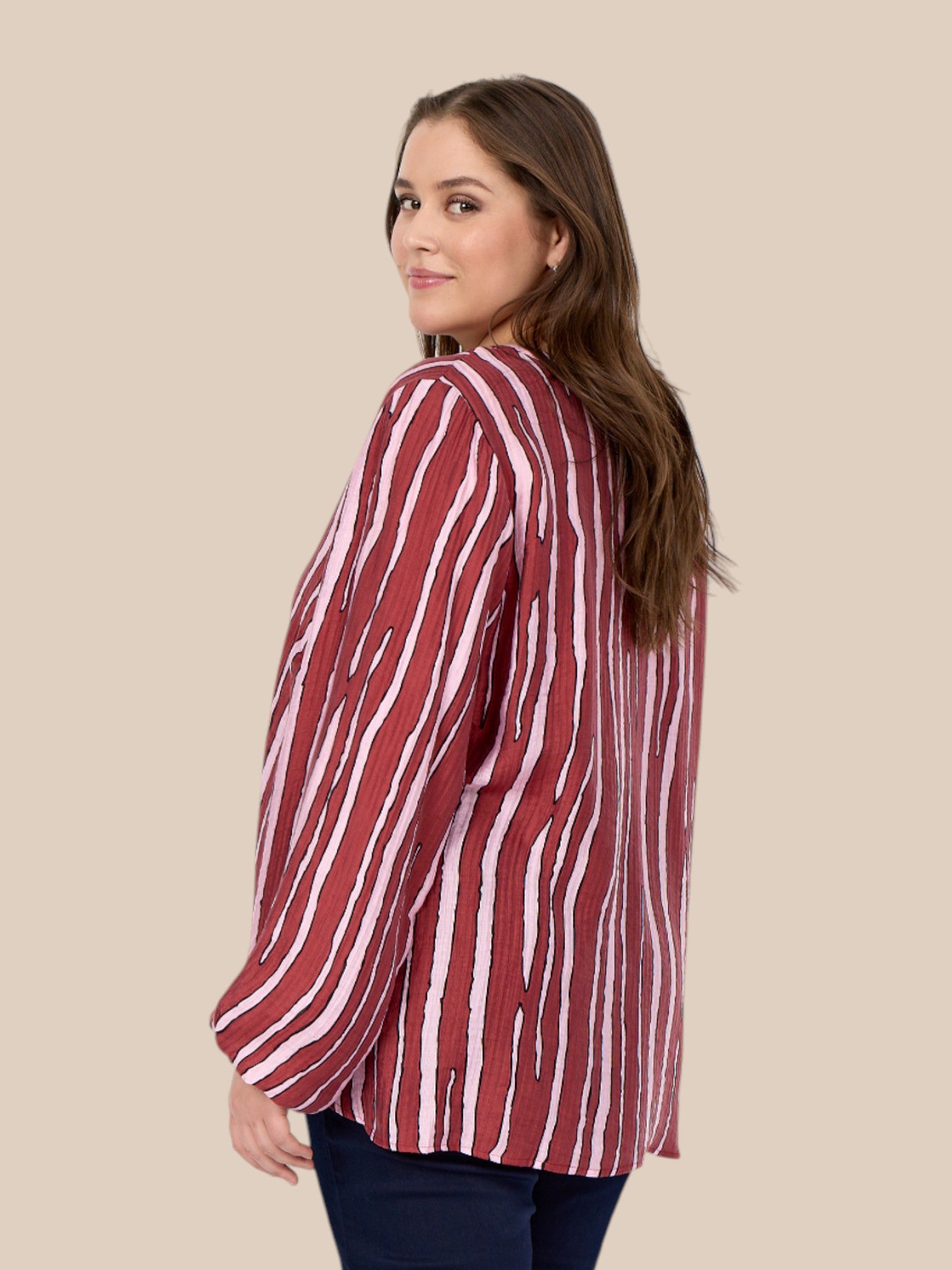 Stribet bluse i de flotteste farver. Den er med stolpelukning og lille v-hals. Her får du en bluse der passer perfekt til de fleste plus size kvinder. 