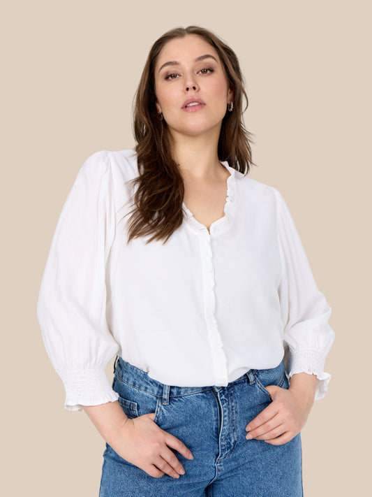 Smuk basis skjorte fra Wasabi. Den er med flæsedetaljer som gør den smuk og feminin. Den er gennemknappet og kan derfor bruges både åben og lukket. 