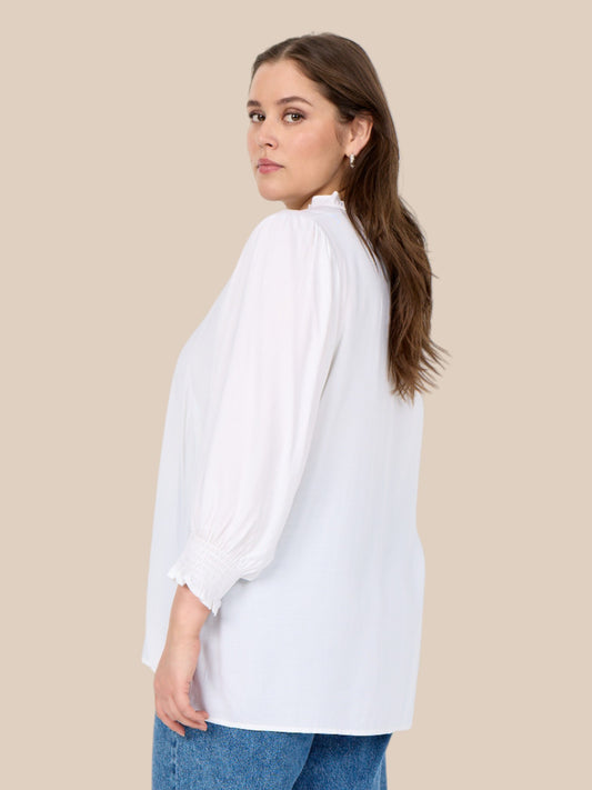 Smuk basis skjorte fra Wasabi. Den er med flæsedetaljer som gør den smuk og feminin. Den er gennemknappet og kan derfor bruges både åben og lukket. 