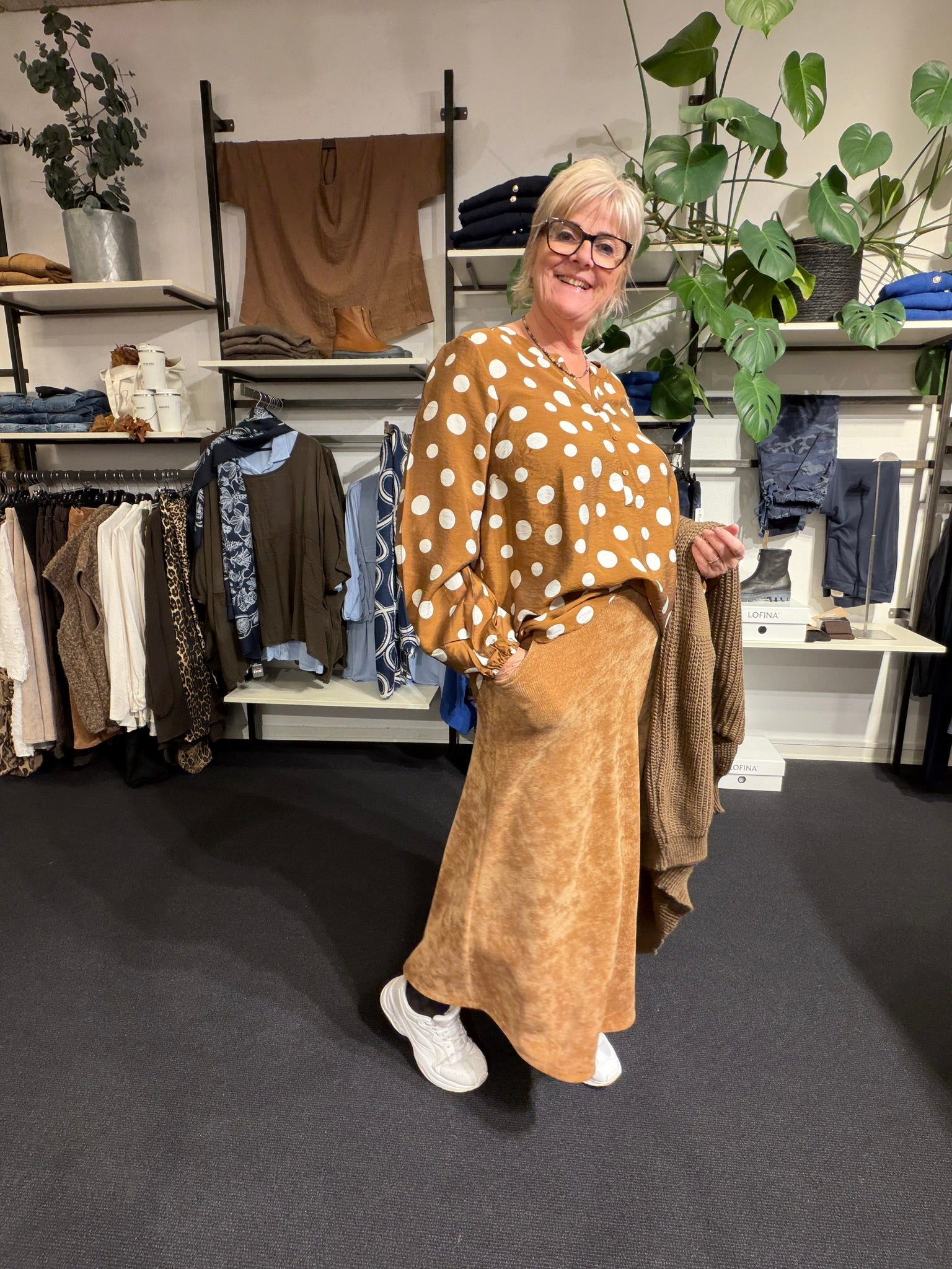 Smuk bluse med prikker og stolpelukning. Perfekt til plus size kroppen.