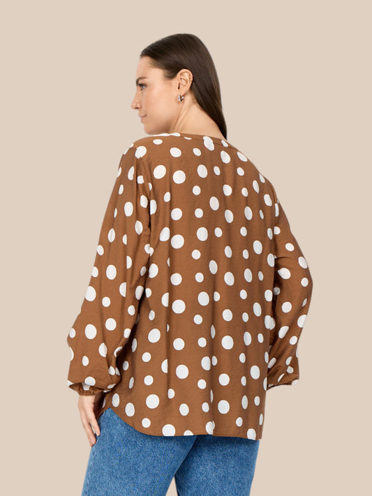 Smuk bluse med prikker og stolpelukning. Perfekt til plus size kroppen.