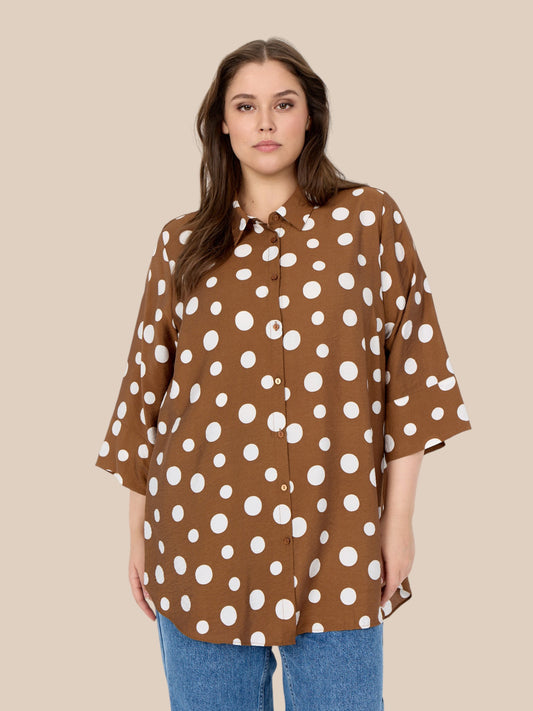 Prikket skjorte i flot farvel, den er med 3/4 ærmer og er gennemknappet så den kan bruges både åben og lukket.