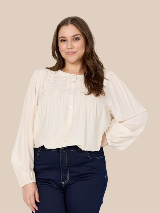Elegant skjorte som er gennemknappet så du kan burge den både åben og lukket, hvilket gør den rigtig brugbar. Denne model er lavet specifikt til plus size kvinden.