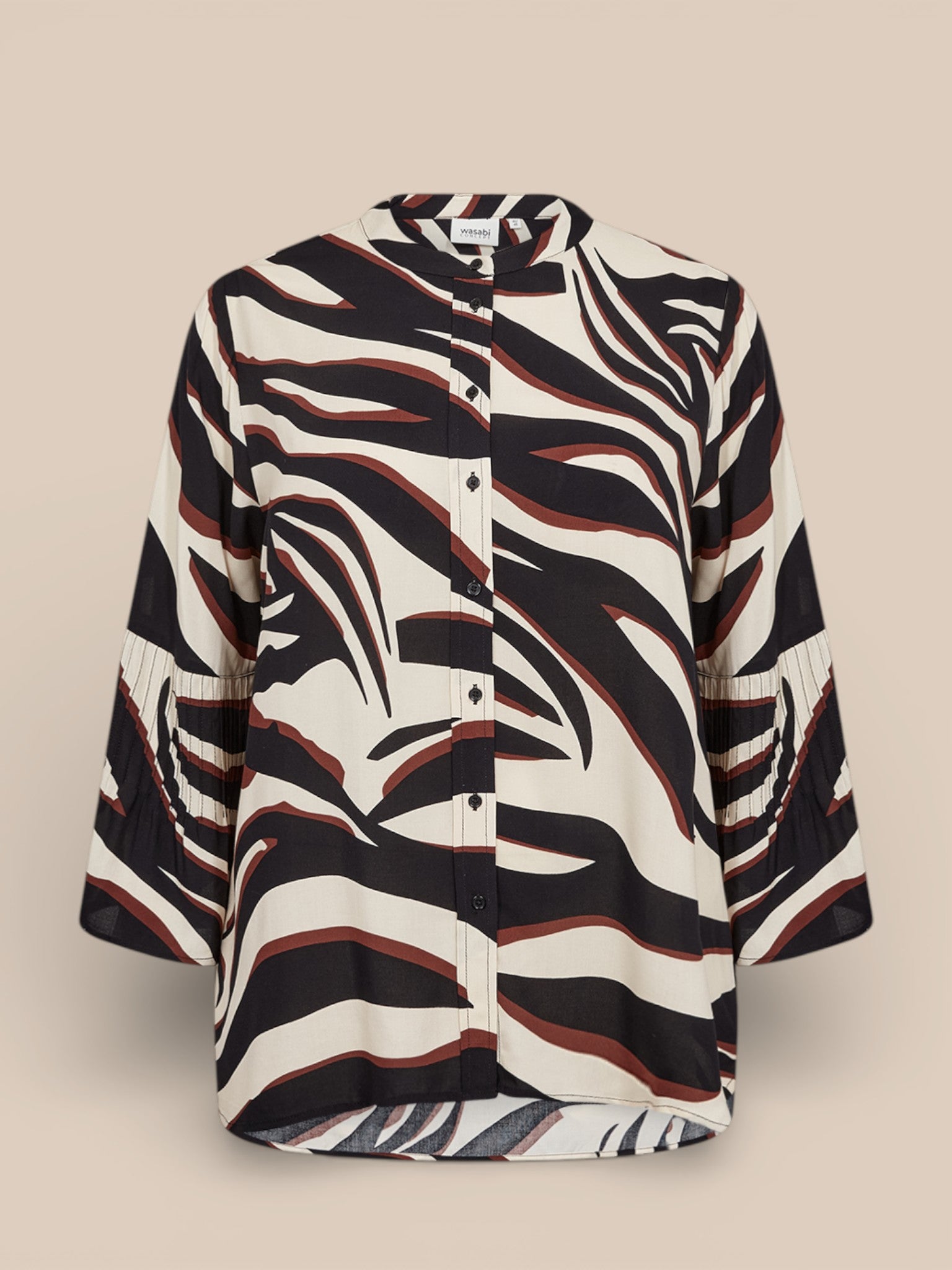 Skjorte i 100 % LENZING™ ECOVERO™-viskose med rund hals, gennemknapning, lange ærmer og sort/hvidt zebraprint.