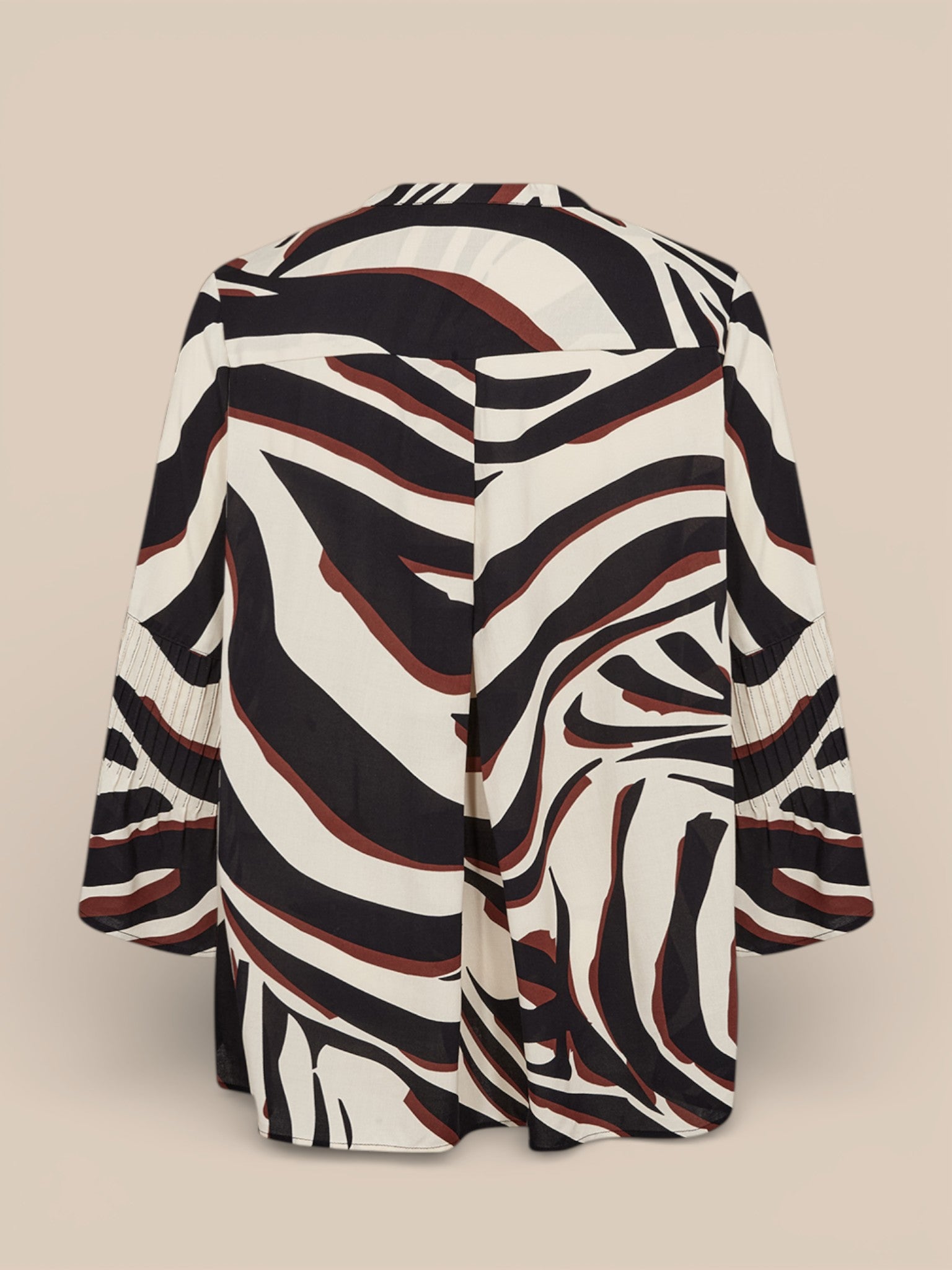 Skjorte i 100 % LENZING™ ECOVERO™-viskose med rund hals, gennemknapning, lange ærmer og sort/hvidt zebraprint.