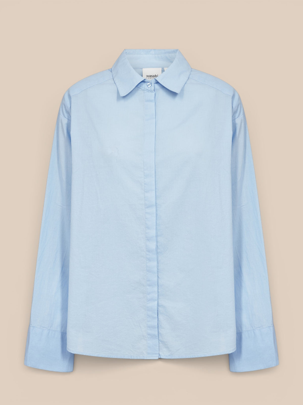 Basis skjorte til plus size kvinder. Denne er i en flot og klassisk lys blå farve.